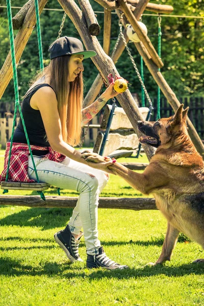 Yaz, Playfull köpek sahibi ile bahçe içinde.