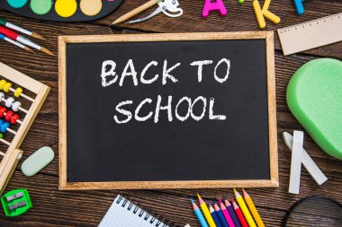 kara tahta düz yatıyordu konseptinden yükü ile okul malzemeleri,