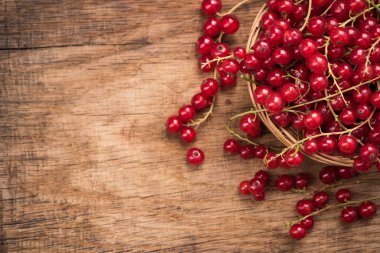 Sepeti taze olgun somun, ahşap tahta üzerinde kopya alanı ile.