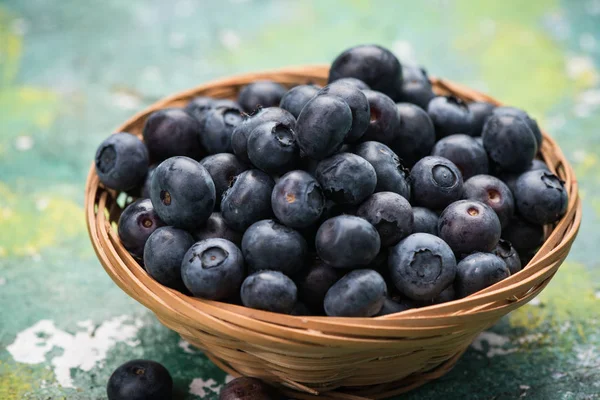 Sepet içinde olgunlaşmış taze yaban mersini.