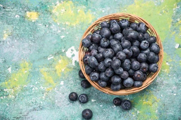 Frische Reife Blaubeeren Korb Kopierraum Auf Holzbrett — Stockfoto