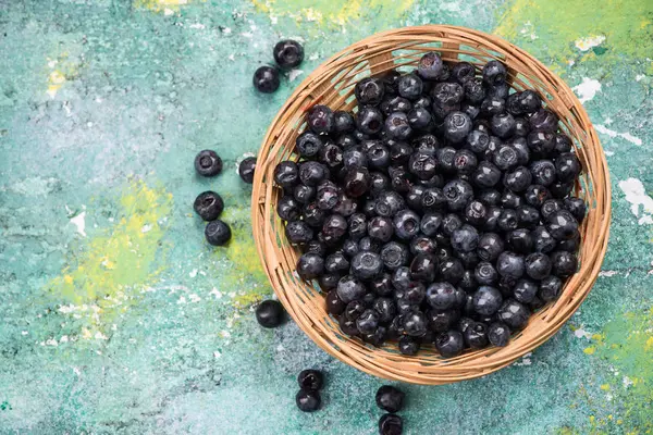 Frische Reife Blaubeeren Korb Kopierraum Auf Holzbrett — Stockfoto