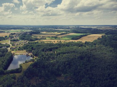 Güzel kırsal ve orman, hava uçak görünümü
