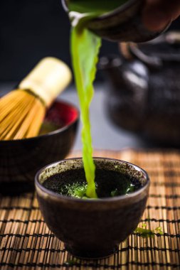 Yeşil çay, çay töreni içme dökme