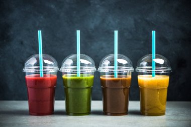 Güler yüzlü varietes saman ile plastik kap içinde