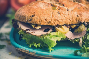 Jambon ve salata ile ev yapımı sandviç