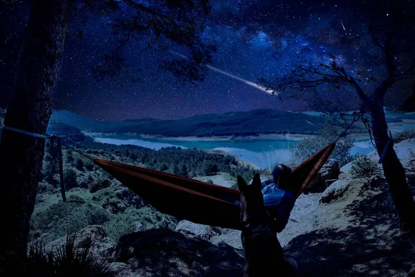 犬と人間観察ペルセウス座流星群と天の川屋外 — ストック写真