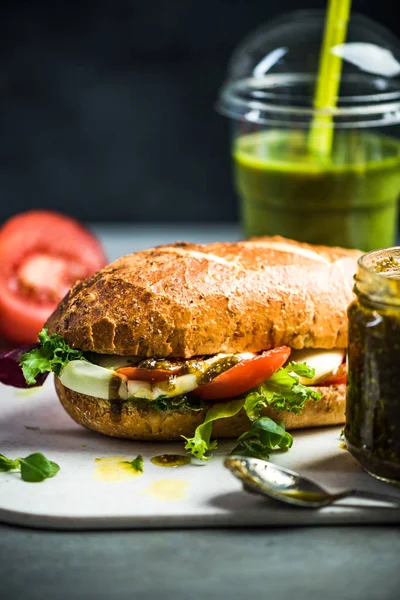 Sandwich Mit Tomaten Mozarella Und Pesto — Stockfoto