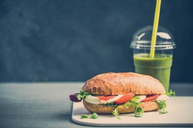 Sağlıklı sandviç topuz ile yeşil smoothie