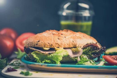 Jambon ve salata ile ev yapımı sandviç