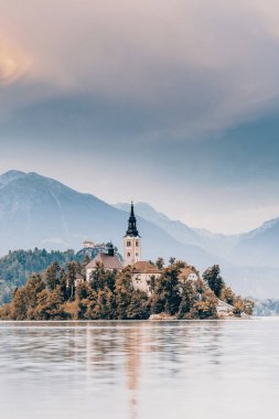 Sonbahar lake Bled Slovenya üzerinden. Sonbahar renkleri, değişim ve hava kavramı sezon.