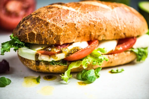 Frisches Vollkornbrötchen Mit Tomaten Pesto Und Mozarella — Stockfoto