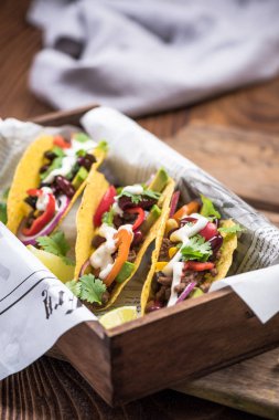 Pub veya bar lezzetli yemek servis.