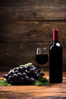 cam ve üzüm şarap şişe.