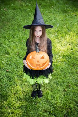 Cadı kız jack-o-fener kabak ile.
