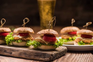 Ahşap tahta üzerinde Mini Burgerler.