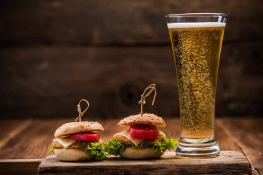 Sığır eti hamburger ve bira, pub restoran menü.