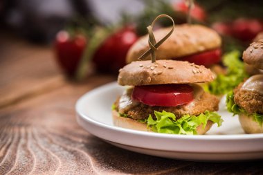 Plaka, pub gıda üzerinde Mini Burgerler.
