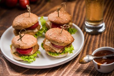 Pub gıda, Barbekü hamburger ve bira.