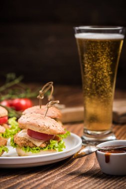 Tavuk burger bardak bira ile.