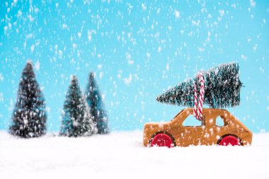 Noel ağacı kış merak arazi taşıyan araba. Noel teslim kavramı.