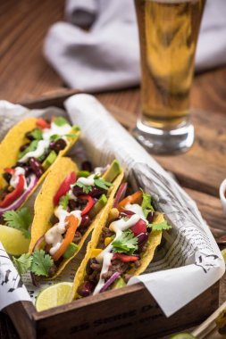 Daldırma ve kireç ile sağlıklı Meksika tacos.