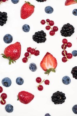 Günlük krem yoğurt tooped meyve ile.