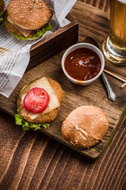 Ahşap arka plan üzerinde Mini Burgerler.