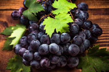 Puprle asma üzüm ahşap tablo.