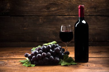 Ahşap arka plan üzerinde kırmızı şarap.