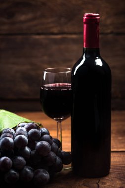 cam ve üzüm şarap şişe.