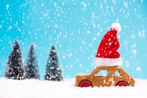 Noel Baba trhough kış orman sürüş.