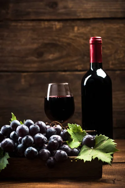 Kırmızı şarap ve taze asma üzüm