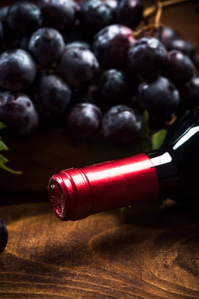 Μπουκάλι Κόκκινο Κρασί Στο Κελάρι — Φωτογραφία Αρχείου