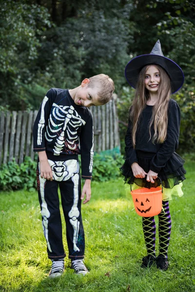 Małe Dzieci Strój Halloween Ogrodzie — Zdjęcie stockowe