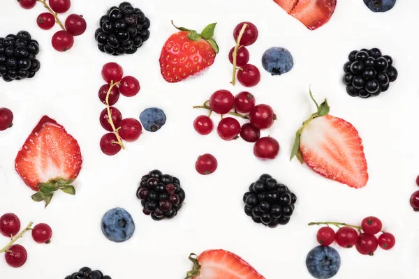 Taze meyve taze yoğurt krem içinde yüzmek.