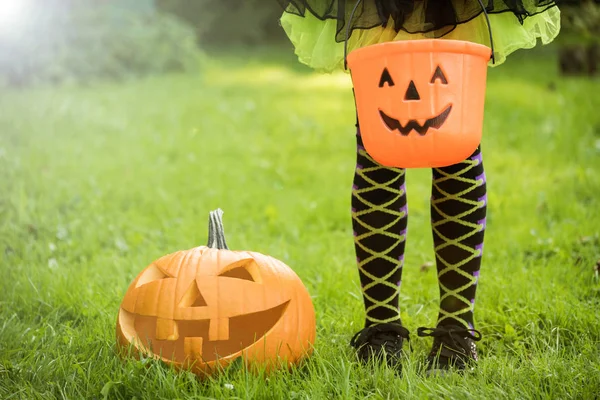 Fille Avec Bonbons Seau Halloween Dans Jardin — Photo