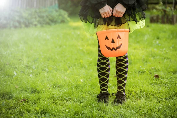 Dziewczynka Candy Halloween Wiadro Ogrodzie — Zdjęcie stockowe