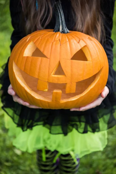 Kız içinde ürkütücü kabak tutan halloween kılık.