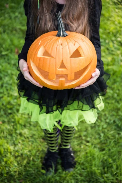 Dziewczyna Halloween Kostium Gospodarstwa Upiorny Dyni — Zdjęcie stockowe
