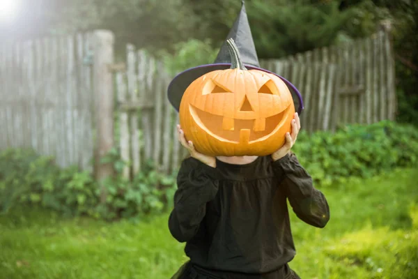 Zabawna Dziewczyna Dyni Halloween Ogrodzie — Zdjęcie stockowe