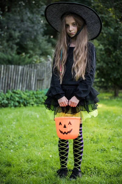 Dziewczyna Stroju Czarownicy Halloween Ogrodzie — Zdjęcie stockowe