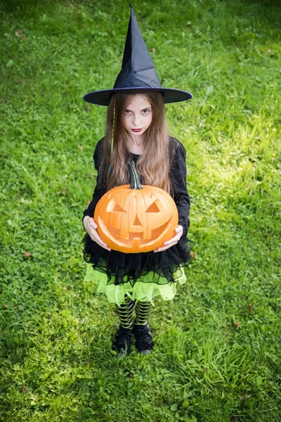 Cadı kız jack-o-fener kabak ile.