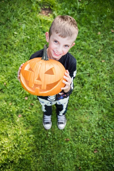 Chłopiec Szkielet Kostium Gospodarstwa Pupmkin Halloween — Zdjęcie stockowe