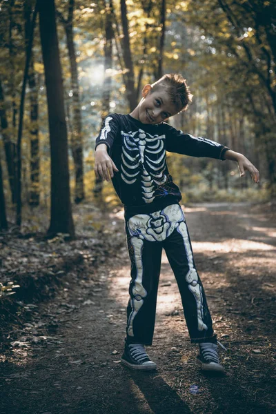 Młody Chłopak Szkielet Zombie Spaceru Lesie Halloween — Zdjęcie stockowe