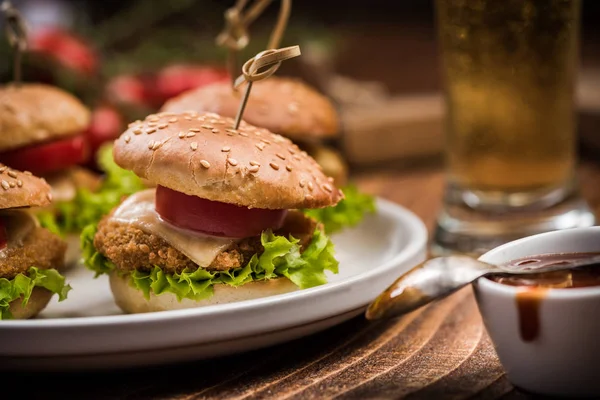 Soslu lezzetli Amerikan hamburger.