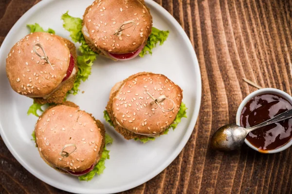 Mini Burger Auf Dem Teller Pub Essen — Stockfoto