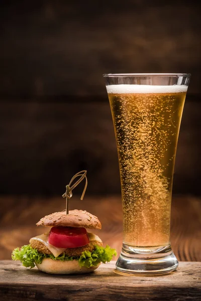 Tavuk burger bardak bira ile.