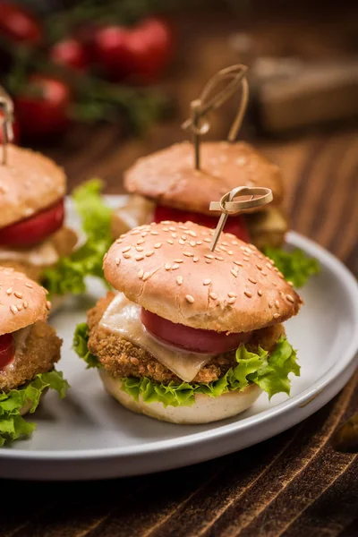 Mini tavuk burger, pub bar gıda.