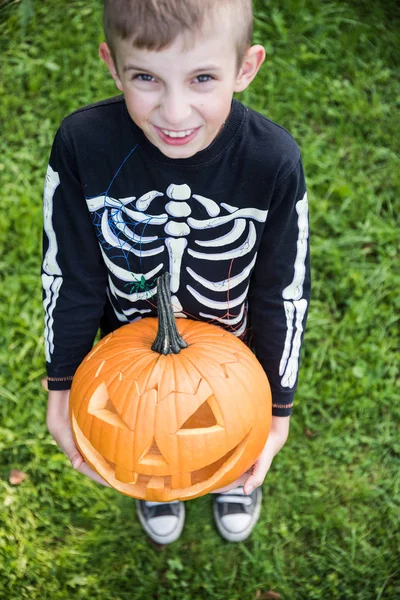 Chłopiec Szkielet Kostium Gospodarstwa Pupmkin Halloween — Zdjęcie stockowe